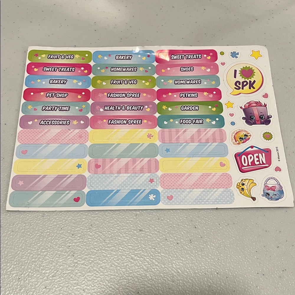 Shopkins in Collector’s Case - Picture 3 of 5